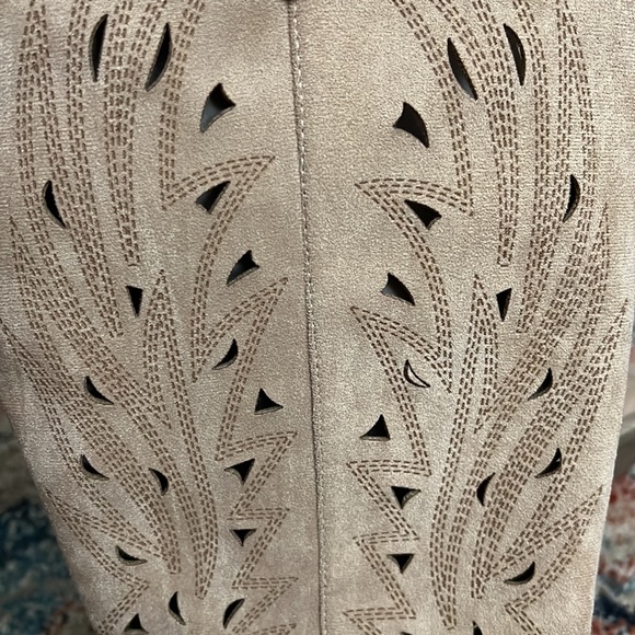 Boots - Picture 2 of 7